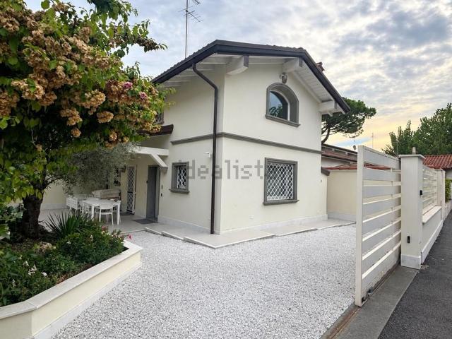 Casa in vendita a Roma Imperiale, Forte dei Marmi