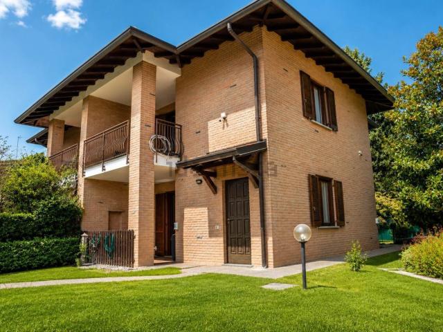 Casa in vendita a Carugo, Lombardia