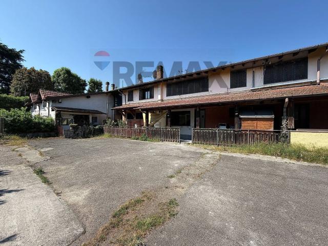 Casa in vendita a Azzate, Varese