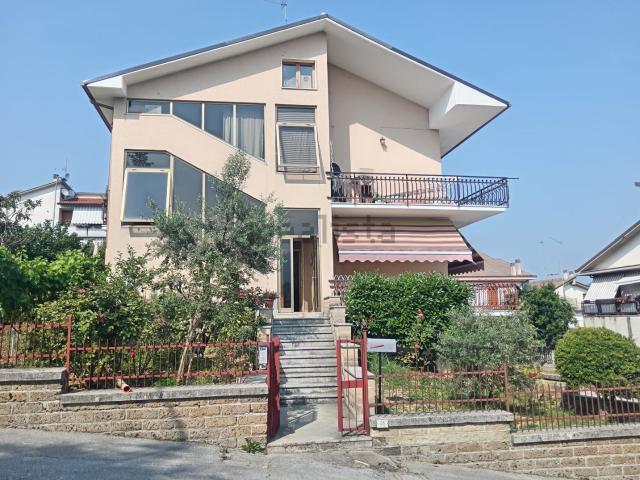 Casa in vendita a Quartiere Feggiani, Marche