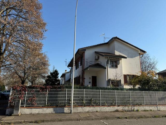 Casa in vendita a Vernate, Lombardia