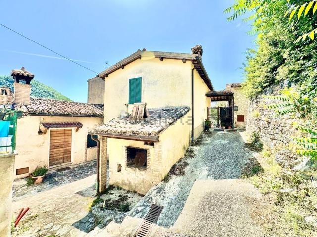 Casa in vendita a Santa Maria, Spoleto