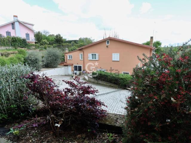 Casa in vendita a Ronciglione, Lazio