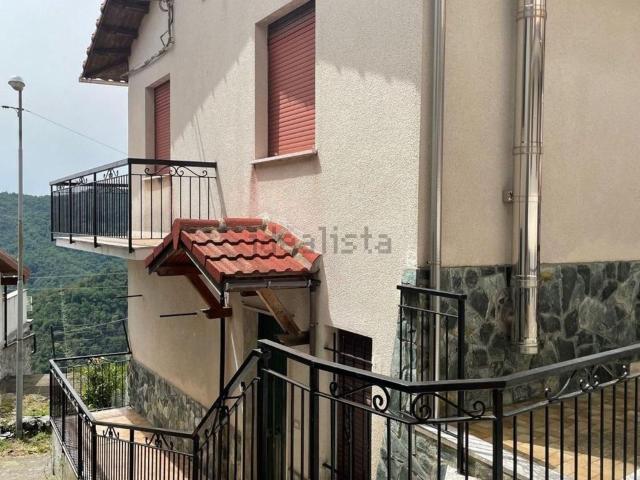 Casa in vendita a Neirone, Liguria