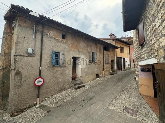 Casa in vendita a Adrara San Martino, Lombardia