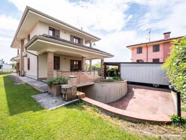 Casa in vendita a Curtatone, Lombardia