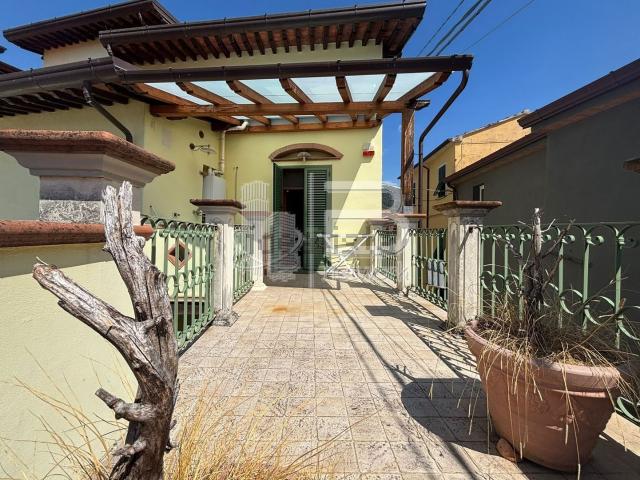 Casa in vendita a Castagnola, Marina Di Massa