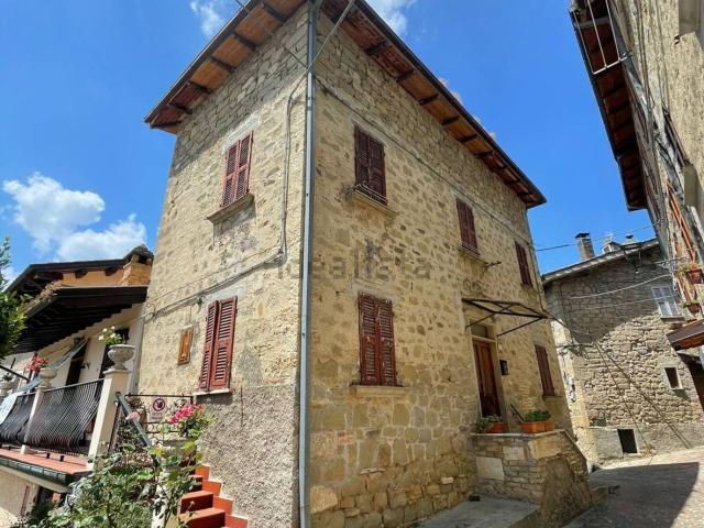 Casa in vendita a Castello, Marche