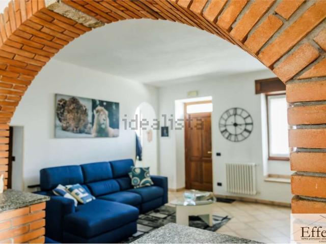 Casa in vendita a Sangiano, Varese