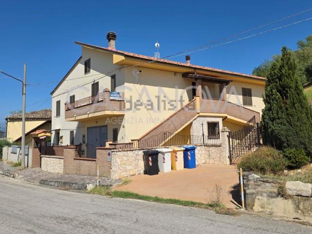 Casa in vendita a Basciano, Abruzzo