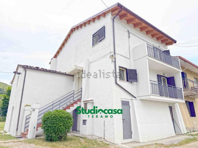 Casa in vendita a Montorio Al Vomano, Abruzzo
