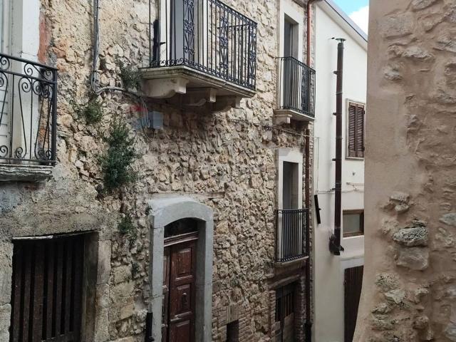 Casa in vendita a Villa Santa Lucia Degli Abruzzi, Abruzzo