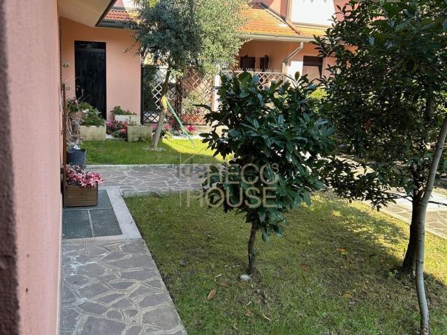 Casa in vendita a Uboldo, Lombardia