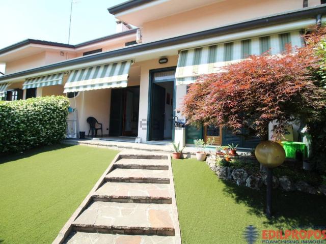 Casa in vendita a Lazzate, Lombardia