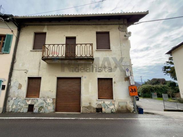 Casa in vendita a Adrara San Martino, Lombardia