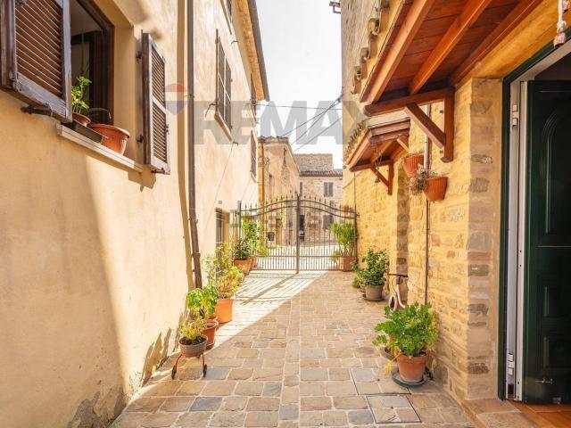 Casa in vendita a Poggio Cupro, Cupramontana