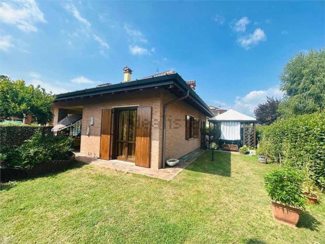 Casa in vendita a Angera, Lombardia