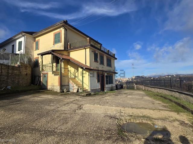 Casa in vendita a Frosinone, Lazio