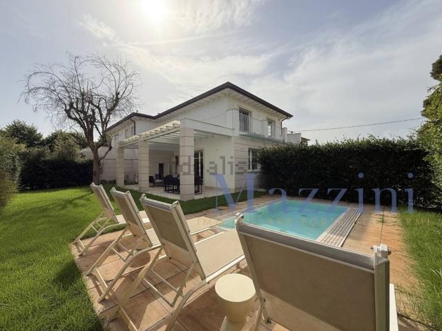 Casa in vendita a Vittoria Apuana, Forte dei Marmi