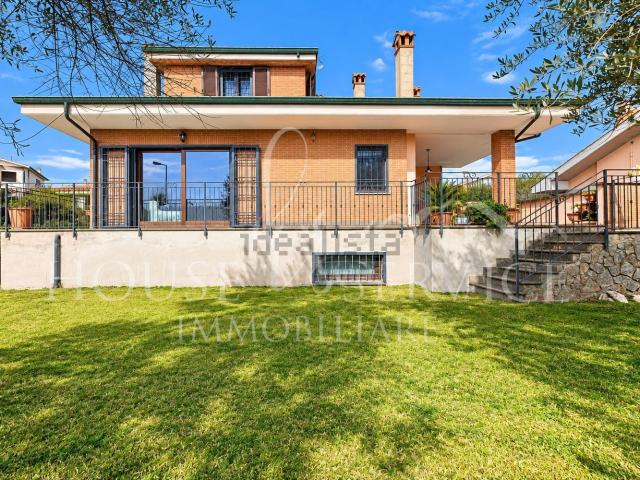 Casa in vendita a Parco Azzurro, Colleverde