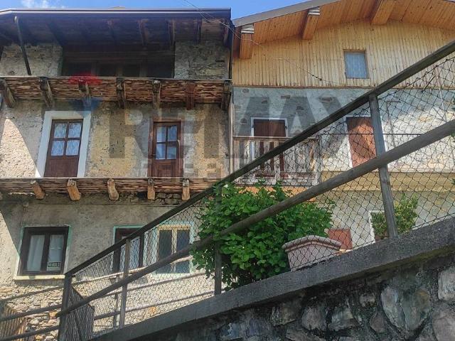 Casa in vendita a Rogno, Lombardia