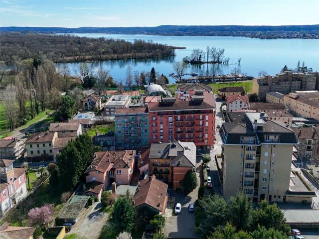 Casa in vendita a Angera, Lombardia