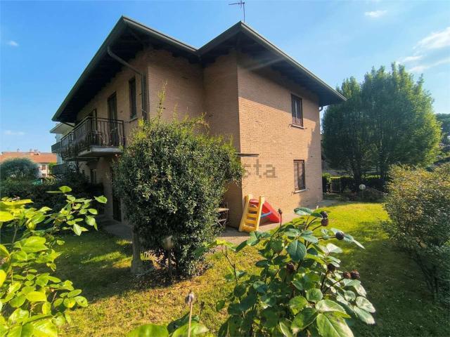 Casa in vendita a Carugo, Lombardia