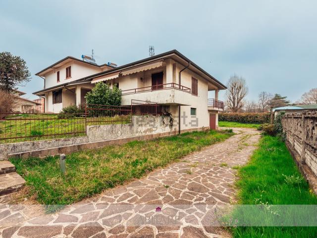 Casa in vendita a Bellinzago Lombardo, Lombardia