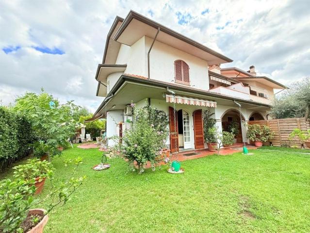 Casa in vendita a Marina di Massa, Marina Di Massa