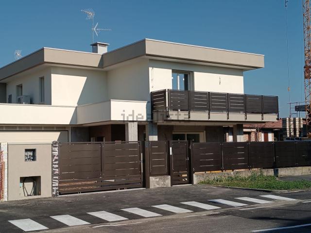 Casa in vendita a Romano Di Lombardia, Lombardia