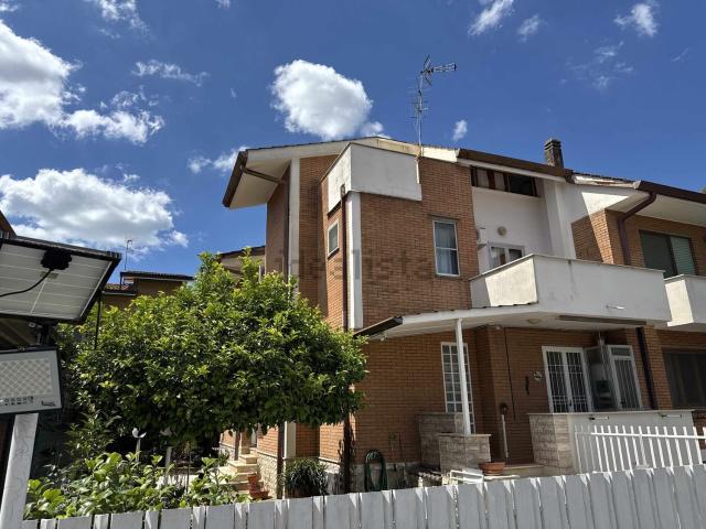 Casa in vendita a Agora, Latina