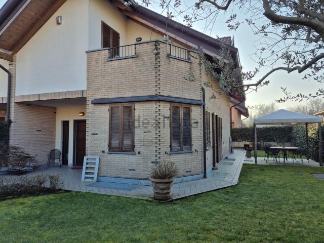 Casa in vendita a Cogliate, Lombardia
