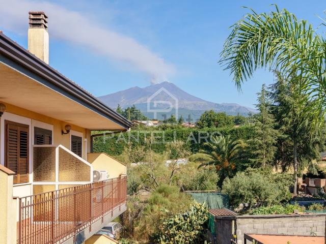 Casa in vendita a Pedara, Catania