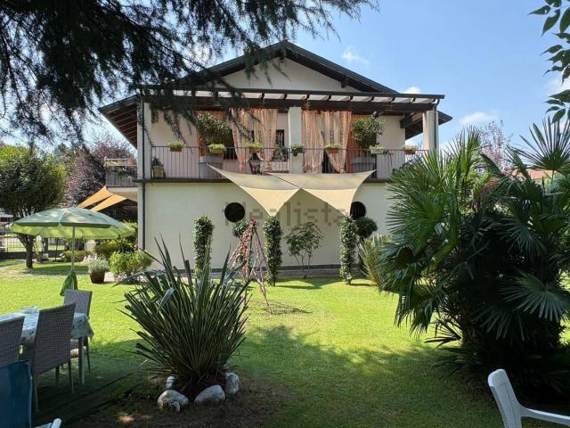 Casa in vendita a Robbiate, Lecco