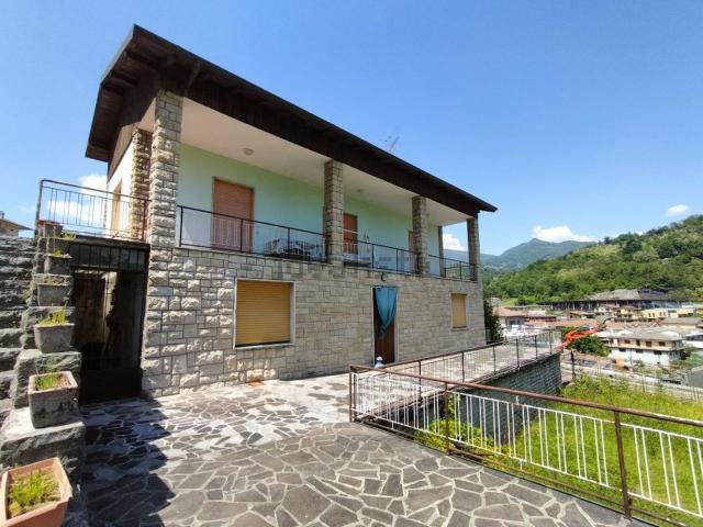Casa in vendita a Sant'omobono Imagna, Lombardia