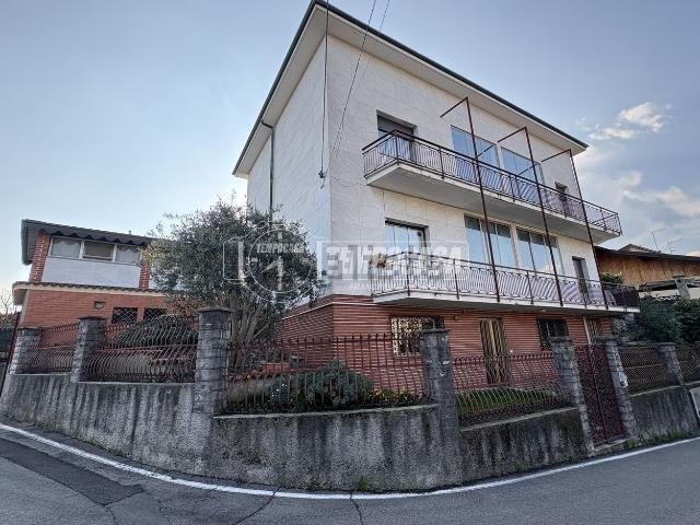 Casa in vendita a Grandate, Lombardia