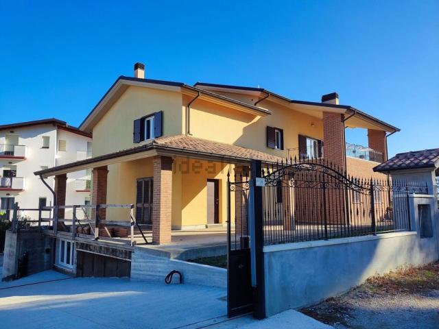 Casa in vendita a Zona P.E.E.P., Pineto
