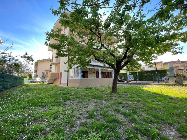 Casa in vendita a Vallefoglia, Marche