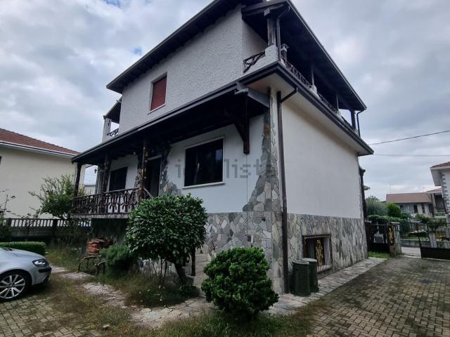 Casa in vendita a Samarate, Varese