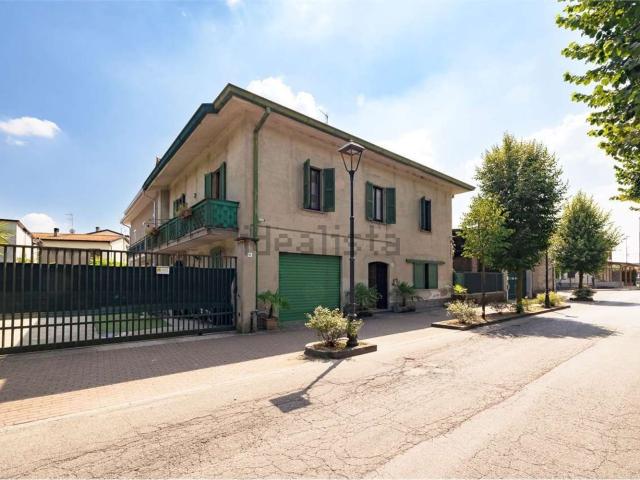 Casa in vendita a Molteno, Lombardia