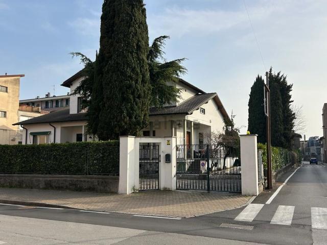 Casa in vendita a Carpesino, Erba
