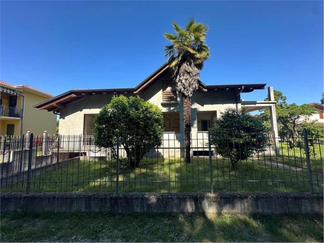 Casa in vendita a Oleggio, Novara