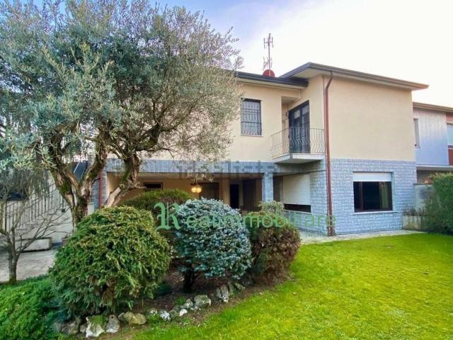 Casa in vendita a Cornate D'adda, Lombardia