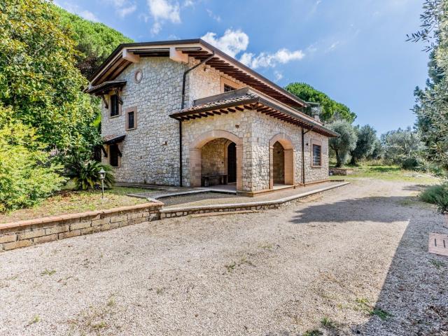 Casa in vendita a Bassiano, Lazio