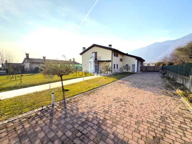 Casa in vendita a Crespano Del Grappa, Veneto