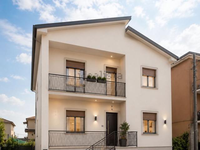 Casa in vendita a Solaro, Lombardia