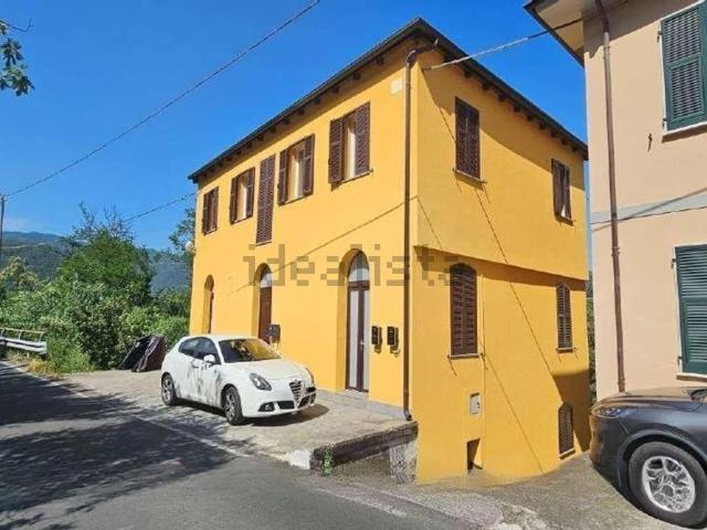 Casa in vendita a Follo, Liguria