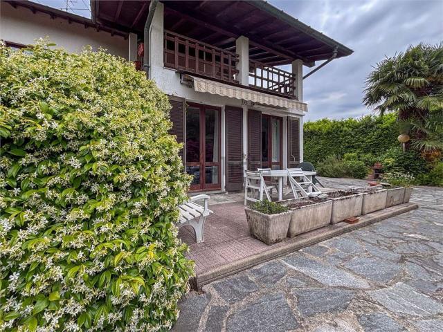 Casa in vendita a Angera, Lombardia