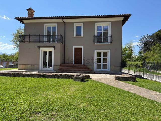Casa in vendita a Madonna del Cuore, Rieti