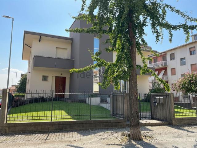 Casa in vendita a Villa Iria, Voghera